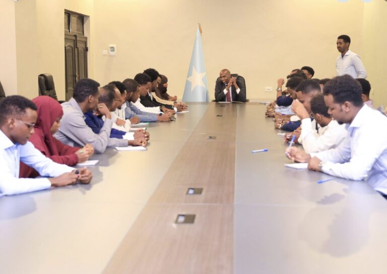 Musharrax madaxweyne Xasan Cali Khayre, oo kamid ah hoggaamiyaasha siyaasadda dalka ee Muqdisho ugu soo laabtay dadaallada loogu jiro in hubanti la’aanta laga saaro hanaanka doorashada dalka,